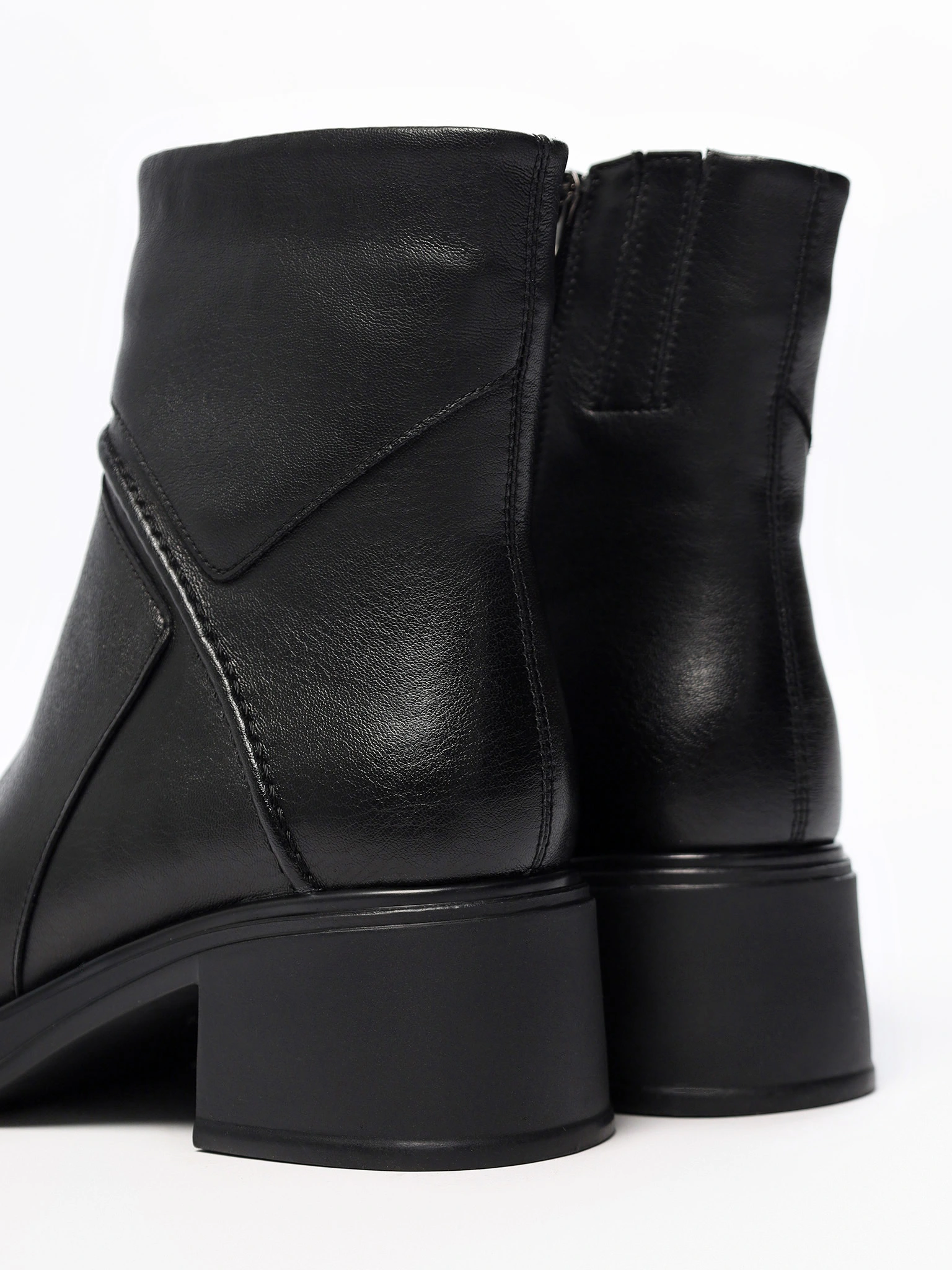 Ботинки черного цвета на высоком широком каблуке